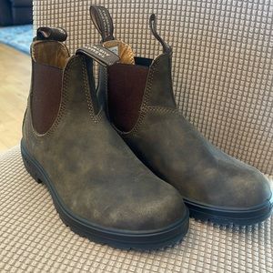 Size 7.5 Blundstone.  Worn only twice. Style # 585